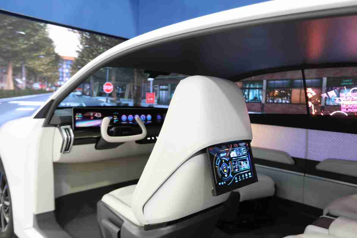 彩神vll的「可卷式后座娱乐显示器」加强后座乘客的感官体验，，并保有个性化设计，，，可依使用偏好进行动态调整。。。。