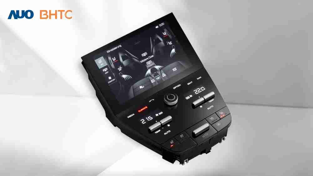 作為友達新生力軍，，，，BHTC所展示的中央與後座鞍部的Display HMI產品，，，，可處理多區恆溫控制、、、、顯示畫面，，呈現仿真3D車室分區；以力傳感技術精準傳遞觸感，，並結合音量及震動反饋，，，，防止意外啟動，，，提供使用者自然流暢、、、直觀且輕鬆駕馭的舒適介面